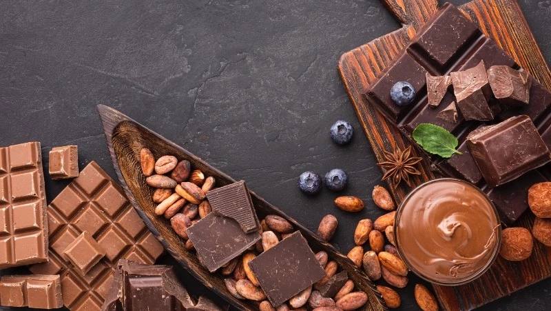 В России могут принять новый ГОСТ уравнивающий шоколадные конфеты и их аналоги Росстандарт внес соответствующее нововведение на рассмотрение Проект предполагает что производителям дадут право называть изделия шоколадными если в их составе содержится 9 какао продуктов Сейчас для этого необходимо иметь в составе не менее 25 какао продуктов Подписаться на нас Telegram I MAX Прислать нам новость Sakhonlinebot