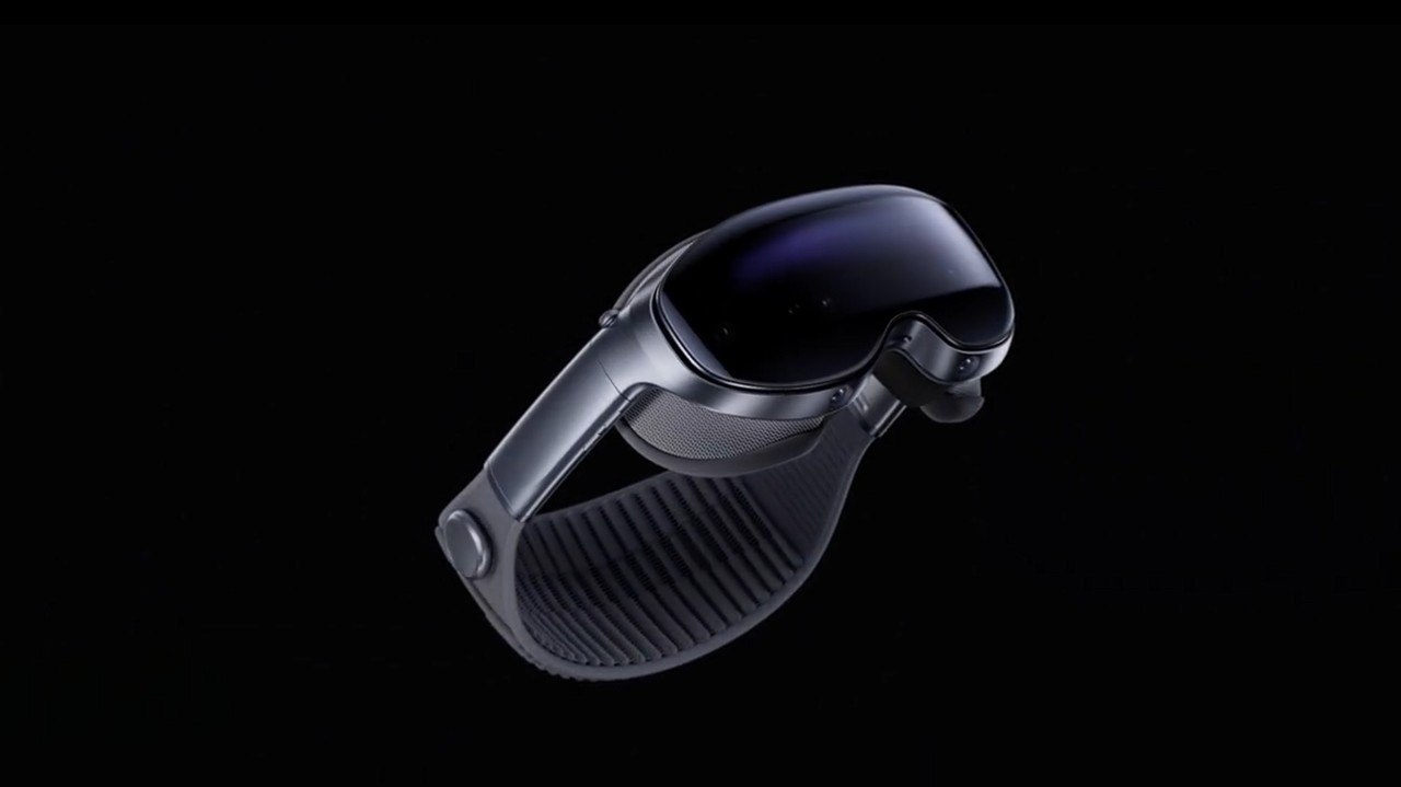 Только списывай точь в точь Vivo представила шлем смешанной реальности Vision Новинка похожа на Apple Vision Pro и работает на системе похожей на visionOS Шлем оснащён чипсетом Snapdragon XR2 Gen 2 умеет распознавать жесты руками и глазами и имеет дисплеи высокого разрешения 3840 3552 на каждый глаз Из преимуществ над продуктом Apple называется сильно уменьшенный вес 398 грамм против 600 650 грамм и поддержка VR игр с компьютеров И да у шлема Vivo тоже аккумулятор на проводе В продажу поступит когда нибудь по какой нибудь цене этих подробностей Vivo не озвучила rozetked me news 41053