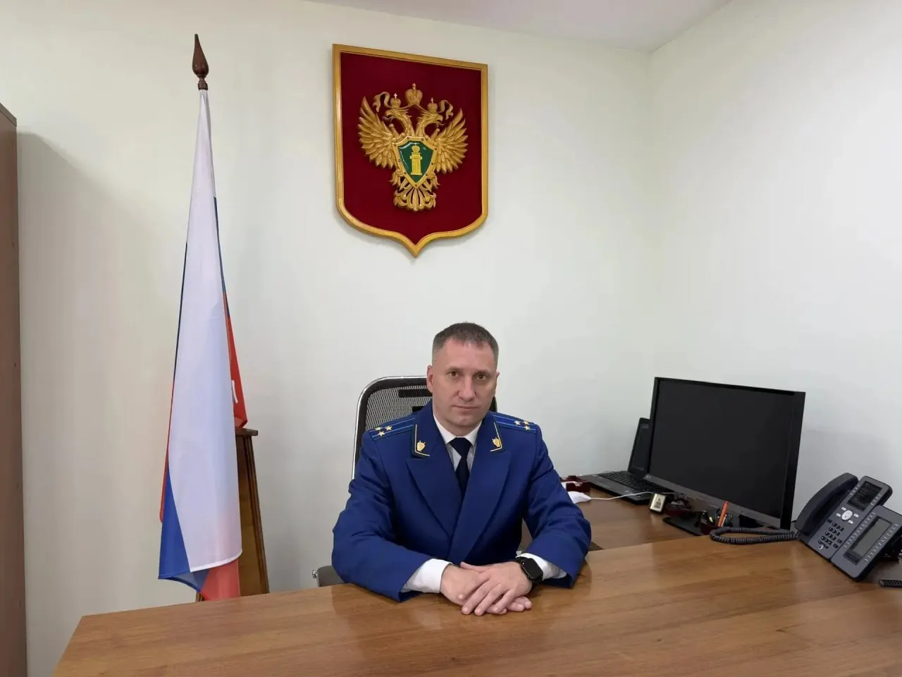 В Волгограде назначили нового прокурора города Генпрокурор России назначил Владислава Кузнецова прокурором Волгограда Ранее он занимал должность прокурора по надзору за соблюдением законов в исправительных учреждениях региона Владислав Кузнецов родился в 1983 году Он уроженец хутора Барминский Алексеевского района Волгоградской области В 2004 году окончил Волгоградскую академию МВД по специальности юриспруденция В органах прокуратуры Волгоградской области работает с 2010 года За это время занимал несколько должностей Был заместителем прокурора Волжского Михайловским и Урюпинским межрайонным прокурором Также работал в подразделениях по надзору и противодействию экстремизму За службу Кузнецова неоднократно поощряли Награды ему вручали прокурор области и Генеральный прокурор России Мы в Макс