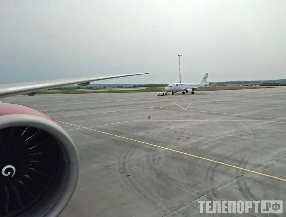 Самолеты будут летать между Пекином и Благовещенском рейсы в столицу Китая запустят в декабре Авиакомпания ИрАэро откроет новый международный маршрут для Амурской области и Китая С 17 декабря запустят рейсы из Благовещенска в Пекин В столицу КНР самолеты будут отправляться раз в неделю по средам из Пекина в Благовещенск по четвергам Время в пути составит примерно 2 часа 30 минут Полеты будут осуществляться на лайнерах Superjet 100 сообщили в пресс службе ИрАэро Согласно расписанию вылет из Благовещенска запланирован по средам в 23 30 самолет будет приземляться в международном аэропорту Пекин Дасин в 1 00 По четвергам вылет из Пекина будет в 2 00 посадка в Благовещенске в 5 30 Время указано местное для каждого аэропорта Ранее сообщалось что в новом осенне зимнем расписании аэропорта Благовещенск зарубежные направления представлены регулярным рейсом перевозчика ИрАэро в Харбин Полеты будут выполняться по вторникам Помимо этого запланирована чартерная программа от компаний АзурЭйр и VietJet Аir на острова Пхукет Таиланд Фукуок и Нячанг Вьетнам Полеты продлятся до конца марта Отметим что полеты между Благовещенском и Харбином выполняются с июня 2024 года Фото ТЕЛЕПОРТ РФ ТЕЛЕПОРТ РФ здесь все об Амурской области  Мы в МАХ  Написать нам