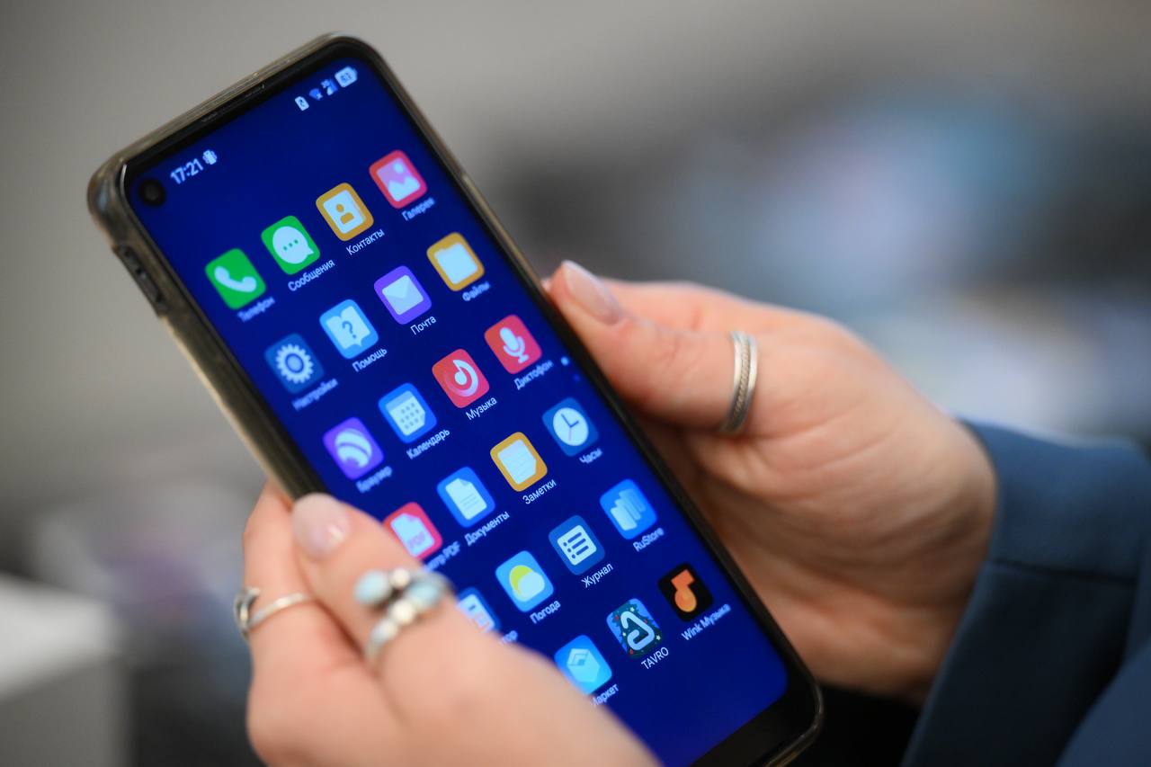 ЛДПР подарит смартфоны российским олимпийцам которых обделили организаторы Игр в Италии Об этом РИА Новости сообщил первый зампред комитета Госдумы по физической культуре и спорту Дмитрий Свищев Прекрасно понимаем что телефоны и подарки не главное Главное дух воля победы Но сам жест говорит о многом Поэтому мы в ЛДПР решили поступить иначе Леонид Эдуардович Слуцкий поддержал идею как только наши олимпийцы вернутся в Москву мы встретим их как героев и вручим каждому современные смартфоны еще лучше И не только кстати их Пусть знают Родина их ценит Родина их не бросает и никакие международные обиды не помешают нам сказать спасибо своим чемпионам сказал Свищев Подписывайтесь на РИА Новости Спорт в MAX