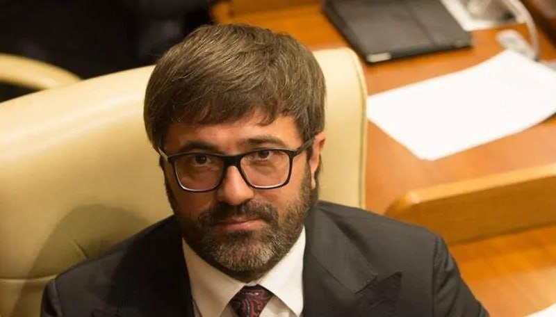 Задержание экс депутата Бывший депутат Владимир Андронаки был задержан на 72 часа по подозрению в отмывании денег в особо крупных размерах Антикоррупционная прокуратура подтвердила что в рамках расследования проводятся обыски и допросы Подписаться Смотреть эфир