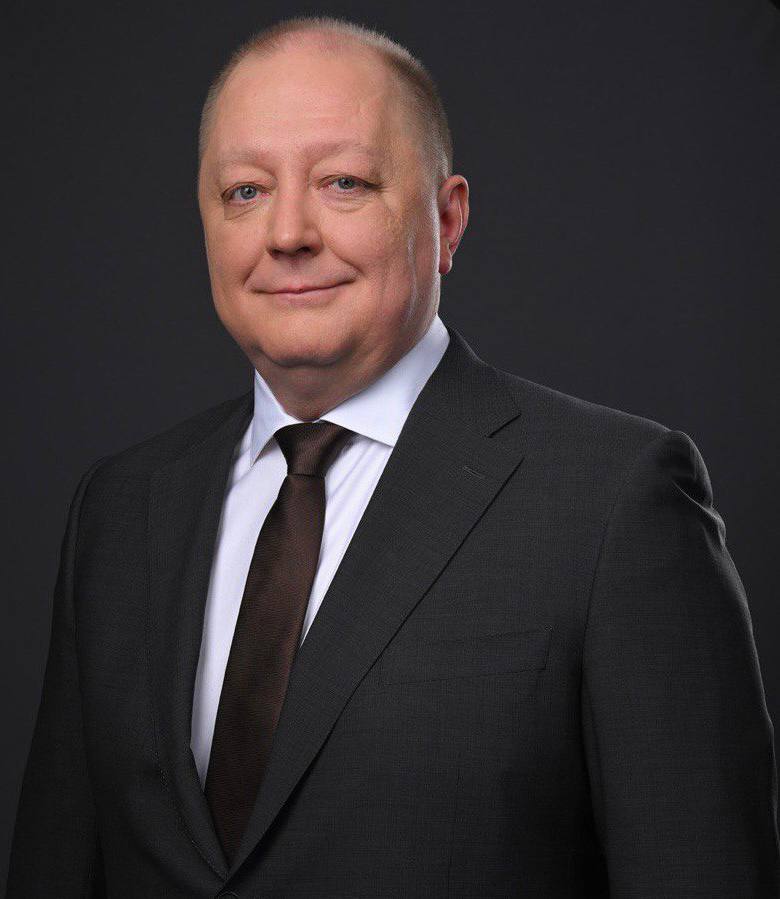 Назначил своим заместителем – руководителем аппарата правительства области Александра Скокова. Он будет курировать вопросы кадровой политики, внутреннего финансового аудита, защиты гостайны, обеспечения деятельности регионального кабмина и ряд других сфер. У Александра Николаевича большой опыт работы в федеральных органах власти и акционерных обществах с государственным участием. Трудился на различных должностях в Минпромэнерго и Минэкономразвития России, аппарате Правительства России, Евразийской экономической комиссии и других структурах. В должности вице-президента Александр Николаевич руководил аппаратом ПАО «Объединенная авиастроительная корпорация», работал в научно-производственной корпорации «Уралвагонзавод», авиационном комплексе им. С.В. Ильюшина. В последние годы был заместителем генерального директора по административному управлению АО «Аэрофлот-российские авиалинии». Уверен, его профессиональный и жизненный опыт послужит на благо Ростовской области. Желаю успехов в новой должности!
