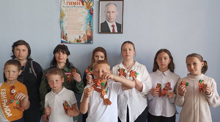 В Акимовке волонтеры провели мастер-класс по изготовлению брошей ко Дню Победы Акимовские школьники провели мастер-класс по изготовлению брошей из георгиевской ленты для детей из семей, оказавшихся в трудной жизненной ситуации. Мероприятие прошло в рамках всероссийской акции «Добровольцы детям». «9 Мая — один из самых почитаемых праздников в нашей стране и во всем мире. В эти майские дни мы с особенным чувством скорбим по погибшим и чествуем наших ветеранов-победителей», — сообщили в Министерстве труда и социальной политики Запорожской области. Отмечается, что в этот же день ребята посетили ветеранов и поздравили их с 80-й годовщиной Победы. В знак уважения и признания ветеранам были вручены броши и цветы. #ЗАНмолодежка Фото: Официальный Телеграм-канал Минтруда Запорожской области , VK и ОК и читайте новости на нашем сайте