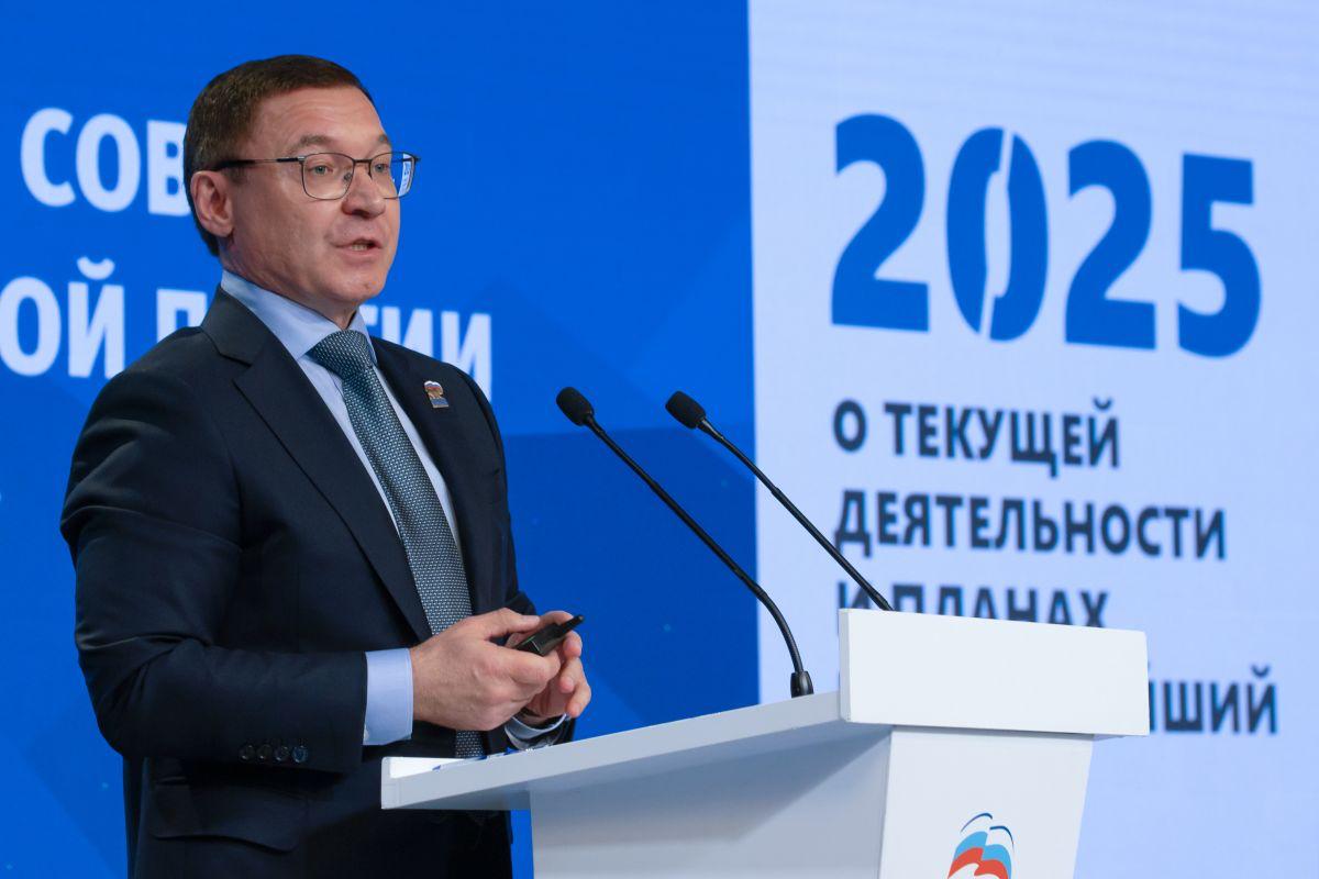 Владимир Якушев: народная программа «Единой России» выполнена на 83 процента Сенатор от Тюменской области, первый вице-спикер Совета Федерации РФ, секретарь Генсовета «Единой России» Владимир Якушев выступил на заседании Генерального совета партии. «Среди значимых достижений прошлого года – рост маткапитала, открытие почти 2,5 тысячи ФАПов, газификация 285 тысяч домов, ввод 293 школ и капремонт еще 847, благоустройство почти 8 тысяч дворовых территорий и общественных пространств. Социальная газификация и строительство школ – важные направления, которые находятся на контроле по поручению президента России», - подчеркнул первый вице-спикер Совета Федерации РФ. Владимир Якушев рассказал о гуманитарной миссии «Единой России» в новых регионах. Партия уже направила туда 141 тысячу тонн гуманитарных грузов, и эта цифра каждый день растет. Миссия будет продолжаться столько, сколько это будет необходимо, заявил сенатор. Численность членов партии составляет 2,6 миллиона человек, сообщил Владимир Якушев. В новой программе «Единой России» будет раздел, посвященный поддержке участников СВО и их семей. «Единая Россия»