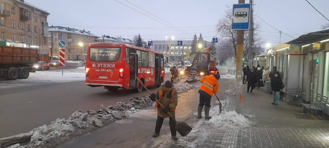 Из-за температурных качелей Омск по-прежнему напоминает гигантский каток   Омский мэр Сергей Шелест рассказал об уборке города от снега и наледи. По его словам, только за выходные убрано 4500 кубометров снега.    Уточняется, что снег вывозили на улицах Орджоникидзе, Институтская, Новокирпичная, Богдана Хмельницкого, Перелета, на путепроводе по улице Кирова, Ленинградском мосту и других.    По словам главы города, снимается наледь с дорог. Также там, где это возможно, для уборки применяют шнекороторное оборудование. Это позволяет ускорить процесс очистки проезжей части.    Есть планы по очистке дорог и на ближайшие сутки.   Напомним, что уже вторую неделю из-за температурных качелей в ночные и дневные часы город напоминает гигантский каток.