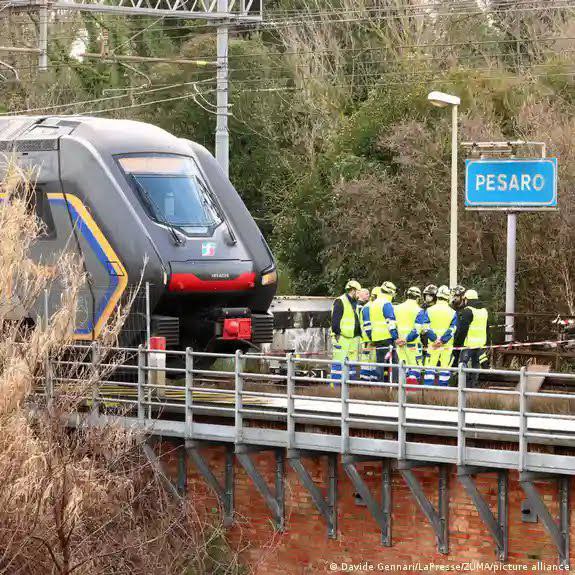 Повреждённые кабели и взрывное устройство в первый день Олимпиады в Италии произошли сбои на железной дороге В первый день Олимпиады на севере Италии произошла серия инцидентов на железной дороге пишет dw com По информации источника в районе Кастель Маджоре были повреждены кабели контактной сети позже между Болоньей и Падуей обнаружили взрывное устройство а на станции Пезаро загорелся электрощиток Это привело к задержкам скоростных и региональных поездов Полиция рассматривает версию саботажа и ведёт расследование Подпишись на primulinmd