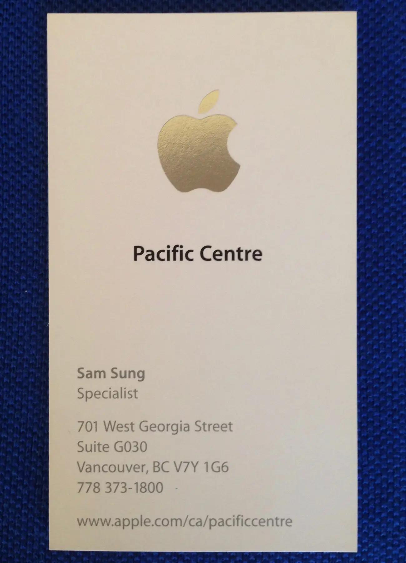 Apple запретила сотруднику по имени Sam Sung использовать настоящее имя чтобы не рекламировать Samsung Парень устроился в магазин Apple и проблем не было пока посетитель не сфотографировал его бейдж Фото с надписью Apple Sam Sung стало вирусным Руководство Apple юмора не оценило и Саму запретили представляться настоящим именем и изъяли визитки Через год он уволился Подписывайся на ГлавХак YouFast VPN AML бот Шерлок