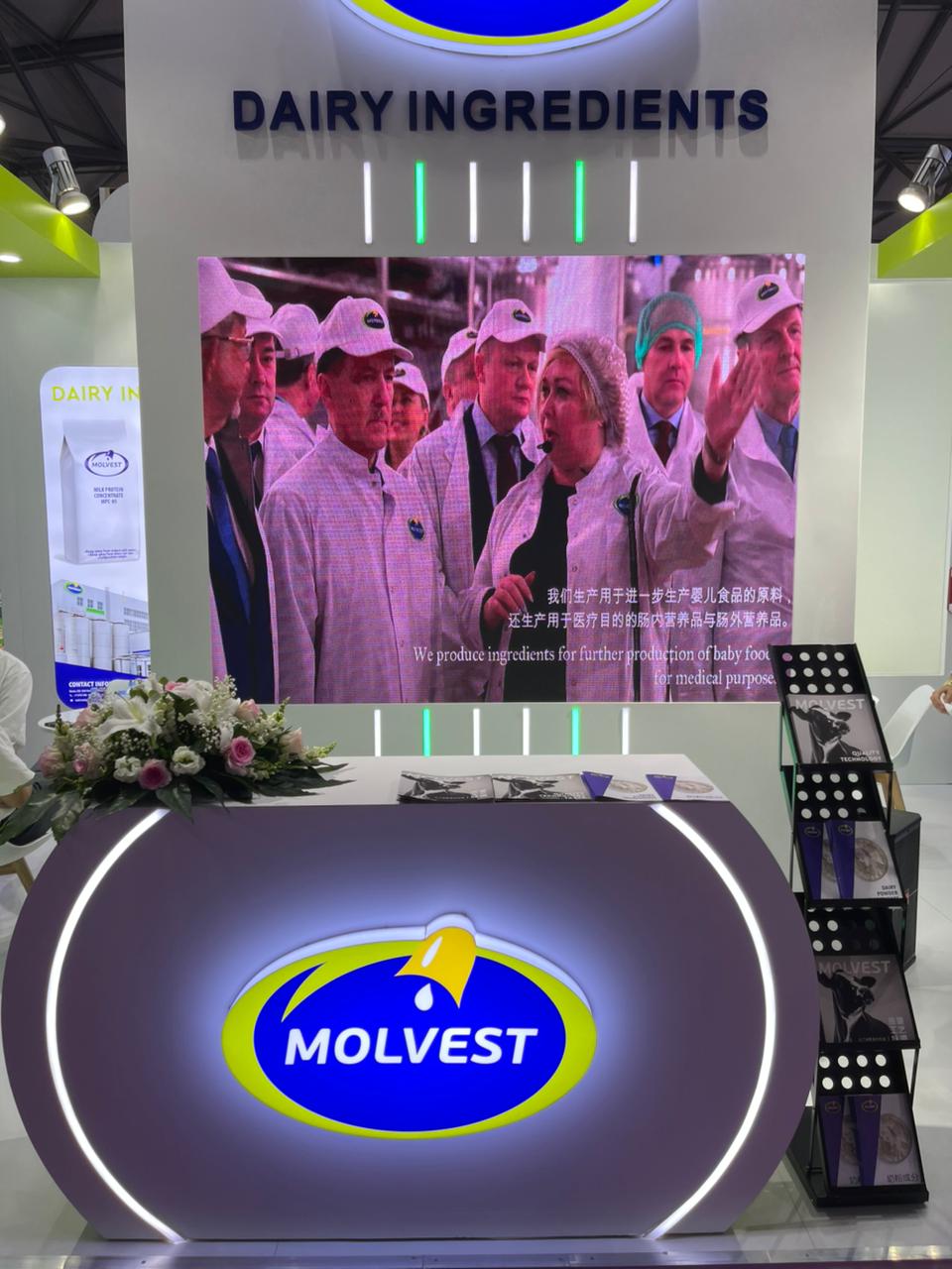 «Молвест» представил сухие ингредиенты из молока и сыворотки на крупнейшей в Азии выставке SIAL Shanghai 2025 Одна из самых значимых международных выставок продуктов питания открылась 19 мая в Шанхайском новом международном экспоцентре SNIEC . Китай продолжает оставаться одним из самых перспективных рынков в сфере продуктов питания. В SIAL Shanghai принимает участие воронежская компания «Молвест». В холдинге «Площади» рассказали, что благодаря растущему спросу на качественные ингредиенты из молока, «Молвест» видит большие перспективы в надёжных китайских бизнес-партнёрах для наращивания экспорта. По данным компании, в 2024 году «Молвест» экспортировал 1 962 580 кг сухих ингредиентов в Китай, Саудовскую Аравию, Израиль, Египет, Тунис, Абхазию, Азербайджан, Узбекистан и на Филиппины. Подписывайся на «Площадь»