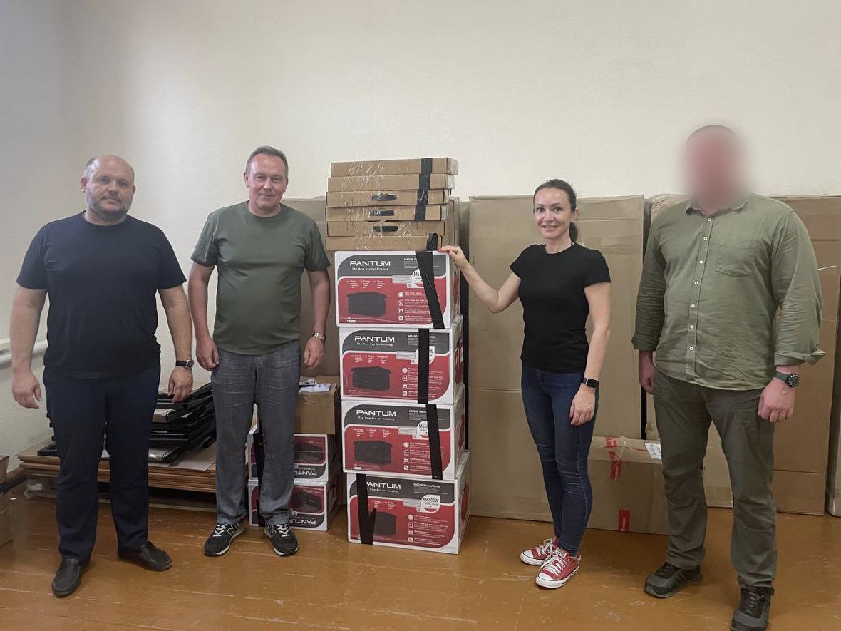 Волонтерскую помощь от региона-шефа Калининградской области передали военкомату Алешкинского муниципального округа  Начальник информационно-аналитического отдела Министерства по муниципальному развитию и внутренней политике Калининградской области Людмила Кириченко и Военный комиссар Калининградской области, полковник Дмитрий Малов привезли с собой объемный груз. Военнослужащим доставлены новые ноутбуки, принтеры и компьютеры.  Благодарю всех причастных за эту поддержку!  Хотел бы отметить, что заслуг у коллег из самого западного региона России много. Много они делают именно для уязвимых категорий населения – детей.   Так регион-шефом для Алешкинского округа были разработаны планы по восстановлению 23 объектов социальной инфраструктуры, включая больницу, 12 детских садов и 10 школ, финансируемые за счет резервного фонда Правительства Калининградской области.   В 2023 году успешно завершены работы в Брилевской школе и Приветновском детском саду, а в 2024 году введены в эксплуатацию Тарасовская школа и Брилевский детский сад.  Сейчас в Виноградовской школе имени А.Н. Соценко с опережением графика завершены все основные работы, включая замену кровли и инженерных сетей – объект готов к вводу в эксплуатацию. В то же время в Виноградовском детском саду «Барвинок» работы продолжаются, и фактическая готовность составляет 70 %. Обновленные учреждения сыграют важную роль в восстановлении образовательной инфраструктуры района и региона, а также в обеспечении комфортных условий для обучения детей.