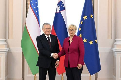 Президенты Узбекистана Шавкат Мирзиёев и Словении Наташа Пирц Мусар договорились о подготовке Соглашения об организованной трудовой миграции. В документе предусмотрены меры по обучению трудовых мигрантов, их языковой и профессиональной адаптации, а также приведению навыков в соответствие с европейскими стандартами. На переговорах в Любляне стороны обсудили укрепление двустороннего сотрудничества, особенно в экономике. Товарооборот между странами за последние годы утроился, и теперь цель — довести его до $500 млн. Узбекистан намерен расширить экспорт текстиля, сельхозпродукции и удобрений, тогда как Словения увеличит поставки лекарств и современного технологического оборудования.