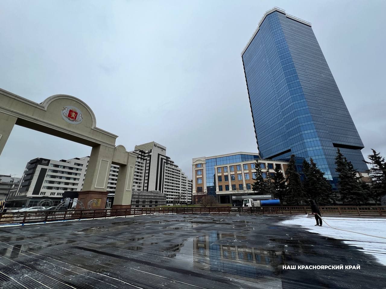 В Красноярске начали заливать каток на Стрелке В Красгорпарке рассказали что примерная дата открытия катка 14 ноября krasnoyarsk