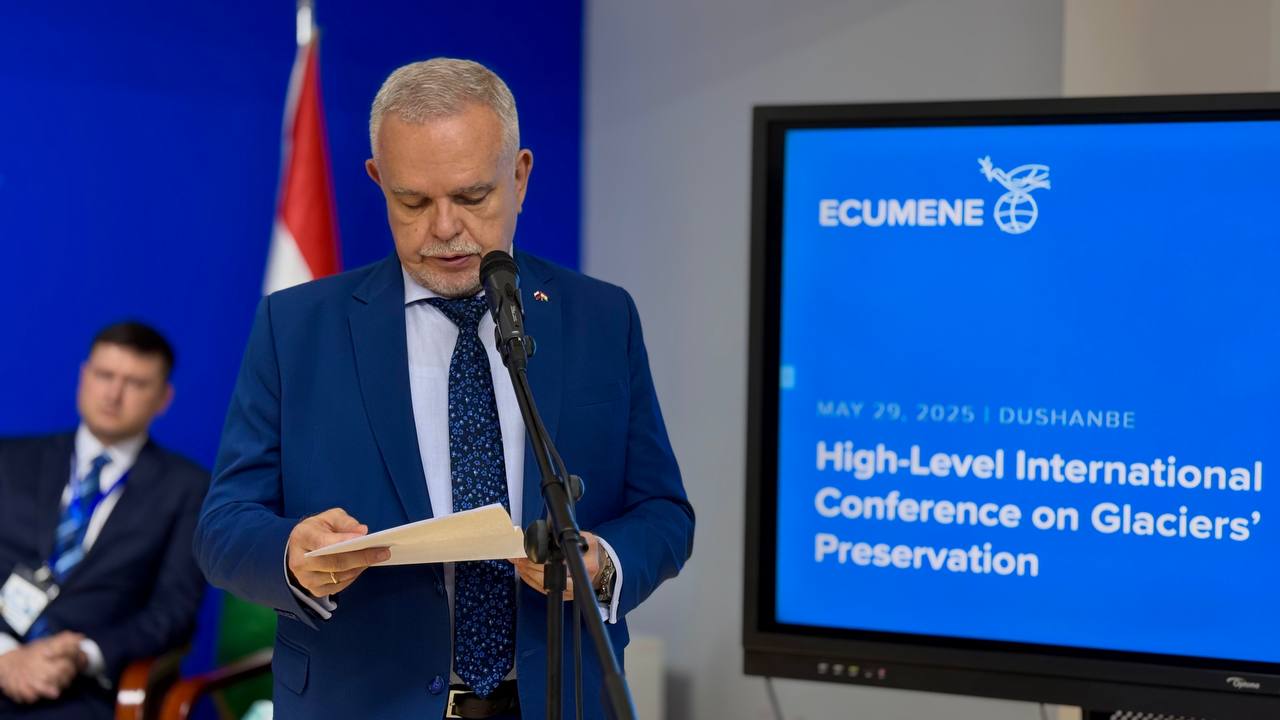 Россия провела параллельные мероприятия в рамках Международной конференции высокого уровня по сохранению ледников 29 мая в Душанбе "на полях" Международной конференции высокого уровня по сохранению ледников Российская Федерация организовала серию параллельных мероприятий. Обсуждение ключевых тем криосферной повестки состоялось на площадках двух ведущих столичных вузов Таджикистана: филиала МГУ имени М.В.Ломоносова Российско-Таджикского Славянского университета РТСУ . На базе филиала МГУ прошла панельная дискуссия «Ледники: срезы исследовательского, экологического и общественного международного сознания». В центре внимания — междисциплинарный подход к популяризации научных знаний, работа с общественным мнением и информационная поддержка экологических инициатив. С приветственным словом выступил Чрезвычайный и Полномочный Посол России в Таджикистане С.В.Григорьев, отметив важность научной дипломатии и совместных исследований: «Каталог ледников Таджикистана, подготовленный филиалом МГУ при участии Таджикского национального университета, — весомый вклад в российско-таджикское научное сотрудничество». На площадке РТСУ проведены две тематические сессии при содействии Глобального форума Ecumene и АО "Газпромбанк": 1 «Стратегии для устойчивого использования водных ресурсов» 2 «Углеродные рынки как инструмент монетизации природных проектов: опыт для Центральной Азии» Открывая мероприятие, Посол С.В.Григорьев подчеркнул, что вызовы, связанные с таянием ледников и дефицитом воды, требуют синергии технологий, науки и управленческих решений. «Вода объединяет континенты. Трансграничные вызовы невозможно решать в одиночку — необходим международный диалог», — отметил Дипломат. Сессии собрали ведущих экспертов из России, Таджикистана, Киргизии, Узбекистана, других стран региона, а также международных организаций, включая ООН. Состоялся плодотворный обмен мнениями по вопросам водной безопасности, климатической адаптации и укрепления международного сотрудничества. Мероприятия стали важной дискуссионной платформой, в ходе работы которой был продемонстрирован настрой на выработку совместных подходов к устойчивому развитию Центральной Азии в условиях климатических изменений.