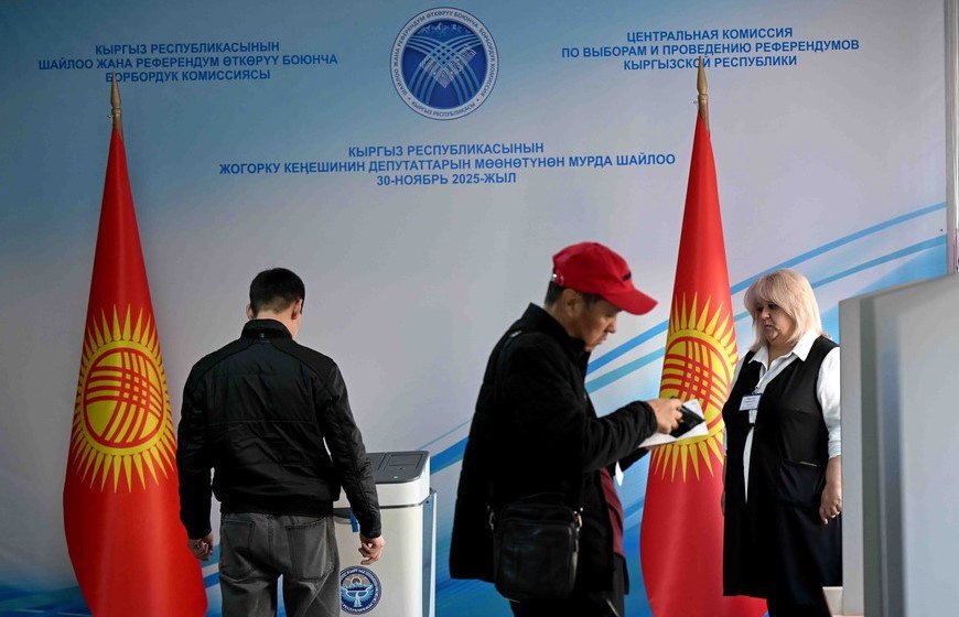 В Кыргызстане завершились досрочные выборы депутатов Жогорку Кенеша Накануне в Кыргызстане завершилось голосование по досрочным выборам депутатов Жогорку Кенеша В 20 00 были закрыты все избирательные участки в стране Явка на выборах в Жогорку Кенеш составила 36 9 Проголосовали 1 млн 584 4 тыс человек Всего количество избирателей в контрольном списке составляет 4 млн 294 тыс 243 человека В выборах участвовали 460 кандидатов Страна была поделена на 30 округов из каждого в парламент избраны по три депутата набравших наибольшее количество голосов Всего парламент сформируют из 90 депутатов