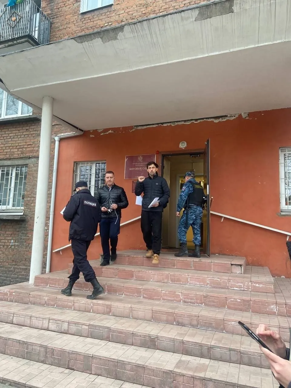 Лидеру иркутского Яблока Григория Грибенко назначили 12 суток административного ареста по делу о неповиновении полиции ст 19 3 КоАП Фото Павел Харитоненко Подписаться Связаться Поддержать Patreon Буст
