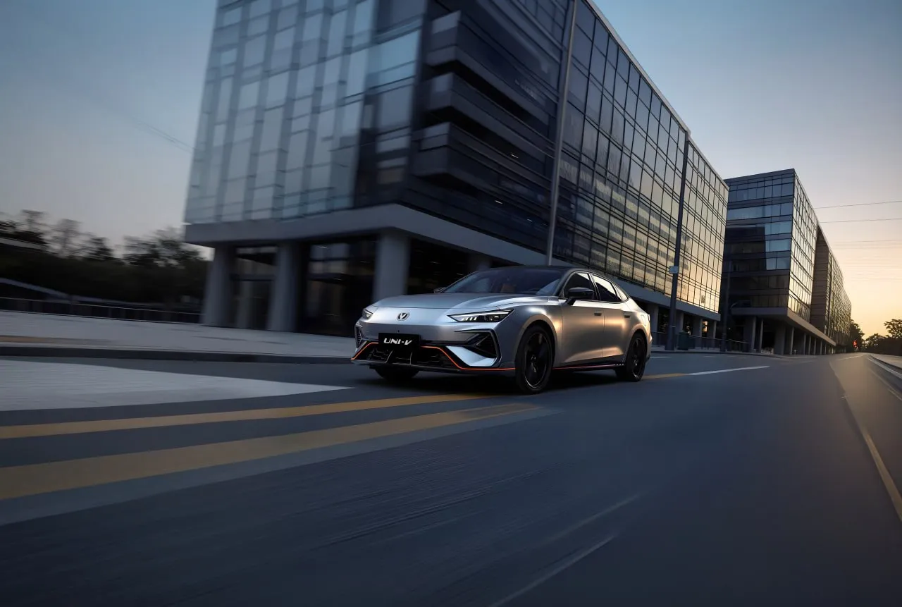 Российское представительство компании Changan официально анонсировало обновленный лифтбек Uni V Главным изменением помимо иного оформления передней части стала замена 1 5 литрового двигателя на 2 0 литровый турбомотор мощностью 235 л с 390 Нм Новый двигатель работает в паре с 8 ступенчатым классическим автоматом Aisin Время разгона до 100 км ч теперь составляет 6 8 секунды Длина лифтбека выросла до 4740 мм остальные размеры остались прежними как и колесная база в 2750 мм Для России модель получила расширенный пакет зимних опций включая подогрев всех сидений руля и всей площади лобового стекла В оснащение также вошли телематика с сервисами Яндекса встроенный видеорегистратор и электропривод багажника Наш сайт Канал Китайские автомобили Канал в Max changan chinamashina news