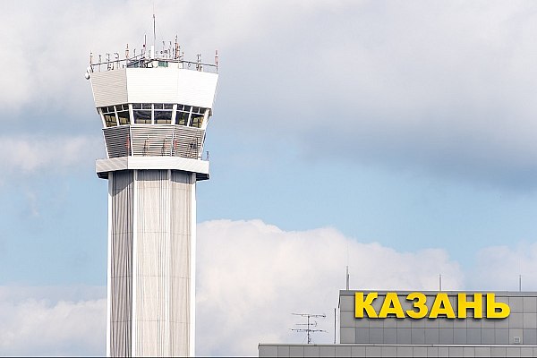 Новый терминал аэропорта Казани планируют открыть к 30 августа 2026 года Новый терминал в международном аэропорту Казани планируют открыть в 2026 году ко Дню Республики Татарстан который отмечается 30 августа Об этом сообщает ТАСС Мы на следующий год новый терминал откроем К 30 августа мы постараемся этот новый терминал открыть сказал глава Татарстана Рустам Минниханов на итоговой пресс конференции Ранее глава Лаишевского района Татарстана Ильдус Зарипов сообщал что строительство нового терминала в международном аэропорту Казани обойдется в 20 млрд рублей Пресс служба правительства России по итогам визита вице премьера РФ Виталия Савельева в Республику Татарстан сообщала что новый пассажирский терминал международного аэропорта Казань им Габдуллы Тукая сможет обслуживать более 5 7 млн пассажиров в год aviaru net n291091