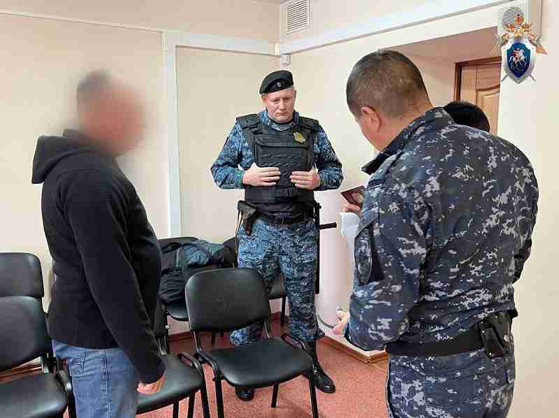 В Республике Алтай бывший министр экономического развития признан виновным в должностном преступлении По информации Следственного комитета в 2022 году чиновник заключил контракты на покупку квартир для детей сирот в Улагане зная что жилье не соответствует нормам и непригодно для проживания Вследствие этого 16 сирот получили непригодные квартиры а бюджет региона понёс ущерб свыше 38 млн рублей Суд приговорил бывшего министра к четырем годам тюрьмы и запретил занимать госдолжности на два года Приговор пока не вступил в силу