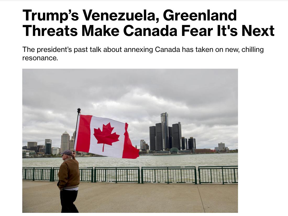 Канада опасается что может стать следующей целью президента Трампа после Венесуэлы и Гренландии сообщает Bloomberg В Оттаве допускают что Вашингтон может прибегнуть к военному принуждению Канадский исследователь в сфере глобальной безопасности Томас Гомер Диксон заявил что любая попытка давления со стороны США должна быть для них крайне дорогостоящей Отдельно власти обеспокоены политическими рисками События в Венесуэле где Трамп добился контроля над нефтяными запасами показали его готовность действовать авантюрно ради усиления влияния в регионе отмечает агентство Правительство Канады на этом фоне пытается ускорить укрепление вооруженных сил повышает зарплаты военнослужащим закупает истребители и подводные лодки При этом в Оттаве признают что эти шаги требуют времени и не дают быстрого эффекта Еще одна уязвимость экономика По данным Bloomberg Канада сильно зависит от торговли с США а угрозы отмены льгот в рамках соглашения USMCA или введения новых пошлин могут вызвать серьезные сбои Чтобы снизить риски власти делают ставку на диверсификацию экспорта в том числе за счет расширения связей с Китаем Доцент Карлтонского университета Филипп Лагассе считает что чем больше Канада идет на уступки ради сохранения торговых отношений и снижения давления со стороны США тем выше риск постепенной утраты суверенитета По его словам страна может оказаться в положении фактически зависимого государства даже если официально этого не признает