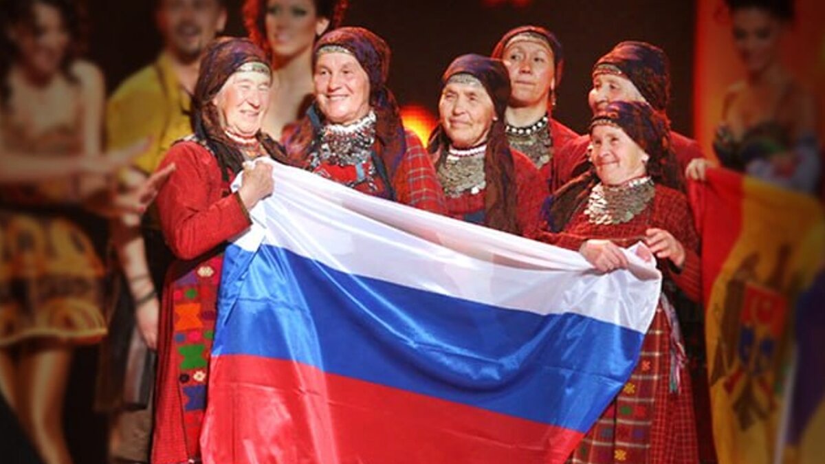 Россия всё-таки засветилась на Евровидении. Во время полуфинала на экранах показали архивное выступление «Бурановских бабушек», якобы в честь рекордов за всю историю шоу. Российский коллектив вспомнили как самых возрастных участников конкурса — их суммарный возраст тогда составил 403 года. Украина в ярости от таких раскладов. В соцсетях возмущены не только «появлением» России, но и словами ведущих, что конкурс должен оставаться «строго нейтральным». Подписаться Честное Пенсионерское