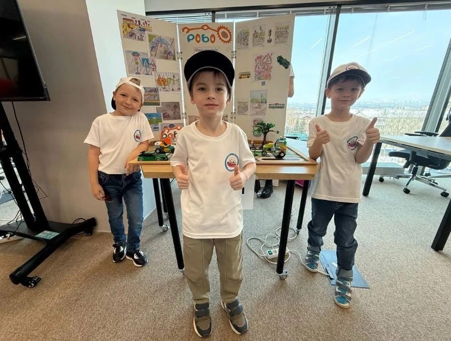 В Южно Сахалинске стартовал региональный этап нового сезона международных образовательных STEAM соревнований по робототехнике Лига Более 360 участников в возрасте от 4 до 18 лет будут бороться за право представить Сахалинскую область на международном чемпионате по робототехнике Красноярск 7 0 в апреле 2026 года Главной темой Лиги в сезоне 2026 года стал Безопасный маршрут Юные изобретатели представят на суд жюри инновационные разработки нацеленные на повышение безопасности и эффективности дорожной инфраструктуры В соревнованиях регионального этапа примут участие 78 команд из Южно Сахалинска Холмска Корсакова Долинска Охи поселка Ноглики сел Горнозаводск Невельский район Ильинское Томаринский район и Быков Долинский район Президент России Владимир Путин поставил задачу обеспечить вхождение нашей страны к 2030 году в число 25 ведущих стран мира по показателю плотности роботизации А для этого нужны кадры Мы в Сахалинской области привлекаем детей и подростков к техническому творчеству даем им возможность разрабатывать и конструировать роботов погружаться в мир инженерии и информационных технологий учим трудиться в команде и готовить конкретные решения Не исключено что проекты по теме Безопасный маршрут которые предложат наши юные изобретатели в дальнейшем будут использованы при планировании транспортной инфраструктуры населенных пунктов на наших островах сказал председатель правительства Сахалинской области Алексей Белик В Сахалинской области создана развитая инфраструктура дополнительного образования Дети знакомятся с робототехникой уже в детском саду Это направление является самым популярным Школьники могут совершенствовать полученные навыки в профильных классах Точках роста IT кубах и центрах технического развития Кванториум Здесь они изучают азы программирования моделирования и создают собственных роботов