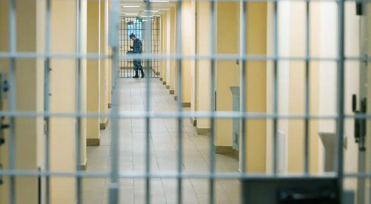 Осужденным сократят срок наказания за чтение книг В Узбекистане осужденные смогут сократить срок наказания если будут читать книги Новый закон одобренный Сенатом позволит уменьшить срок на три дня за каждую прочитанную книгу из спецсписка Максимальное сокращение срока до тридцати дней в год Это правило действует только для тех кто может быть освобожден условно досрочно В Уголовный кодекс добавят новую статью которая закрепляет возможность сокращения срока наказания за положительное поведение и стремление к исправлению Telegram Facebook Instagram LinkedIn Сайт
