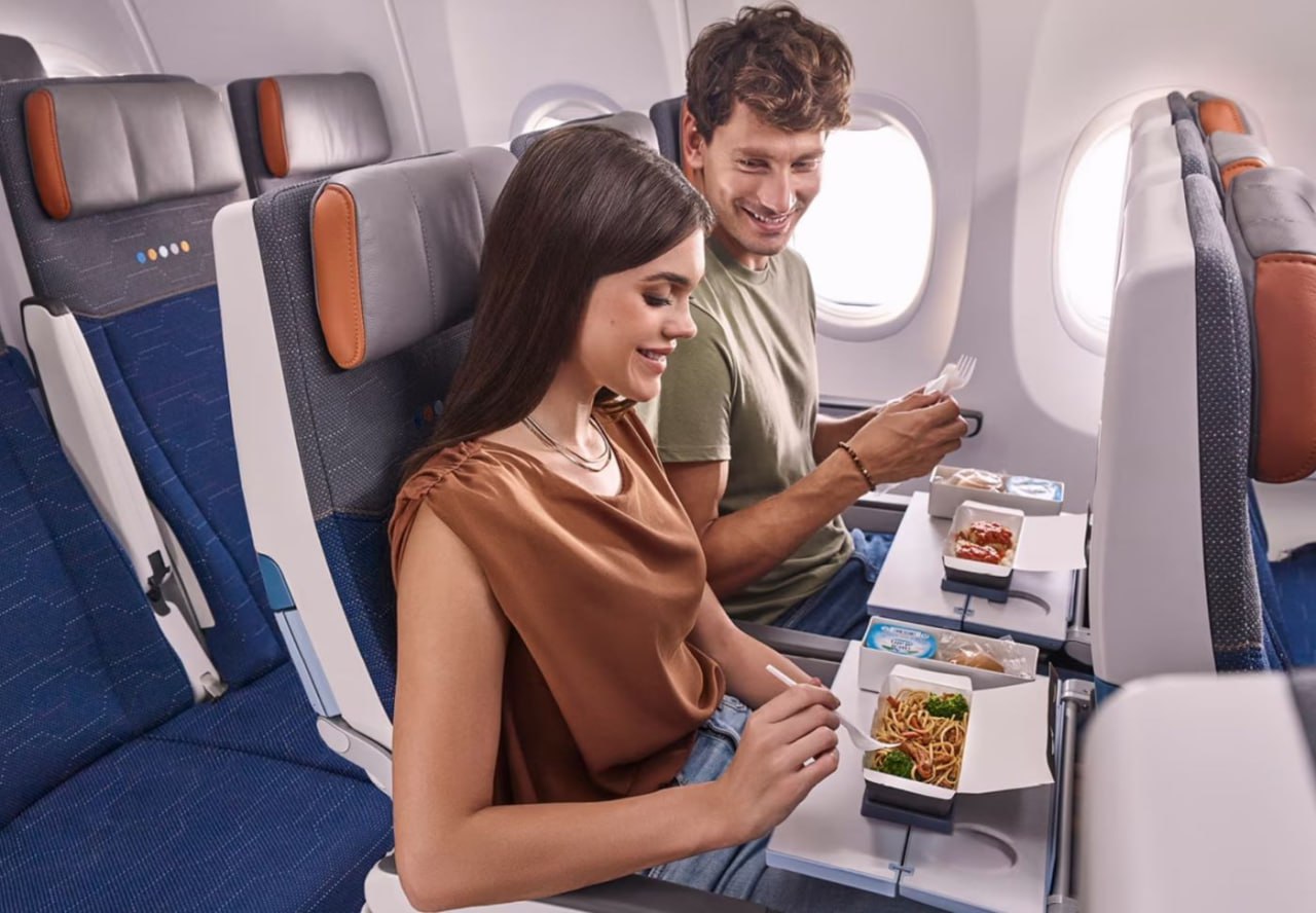 flydubai с ноября добавит питание и развлечения на борту в эконом классе В авиакомпании позиционируют это решение как значительный шаг в развитии бизнес модели направленный на повышение качества обслуживания Включая питание и развлечения на борту в каждый билет мы меняем структуру тарифов эконом класса и обеспечиваем пассажирам больше преимуществ сохраняя при этом конкурентоспособность заявил Хамад Обайдалла коммерческий директор flydubai Однако он не уточнил как именно изменятся тарифы авиакомпании с добавлением новых сервисов  В новом формате пассажирам будет предложено разнообразное меню включающее блюда африканской европейской индийской ближневосточной русской и юго восточной азиатской кухни а также легкие закуски и напитки Ассортимент еды и напитков может меняться в зависимости от маршрута и продолжительности полёта  В бортовой системе развлечений будет доступна обширная медиатека более 1000 фильмов голливудских болливудских арабских и международных телешоу музыкальные альбомы подкасты интерактивные игры и путеводители Запустившись как бюджетный перевозчик flydubai с годами улучшила свои услуги введя бизнес класс открыв новый зал ожидания бизнес класса в Терминале 2 в международном аэропорту Дубая  Авиакомпания продолжает расти в 2025 году ее флот достиг 95 самолетов Boeing 737 а сеть направлений охватывает более 135 пунктов Для обслуживания новых лайнеров компания планирует нанять сотни сотрудников atorus
