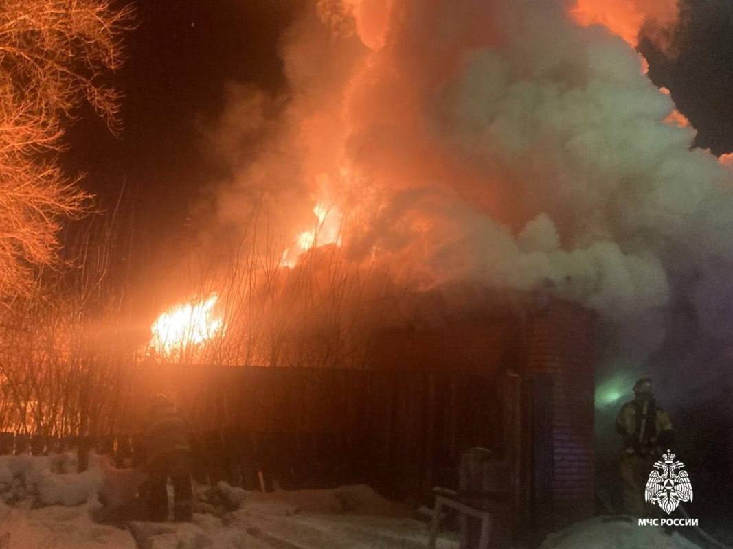 В Оренбургском районе сгорел жилой дом и гараж  В поселке Чкалов на улице Лесной загорелся жилой дом. В пожарную службу о возгорании сообщили очевидцы. Огонь распространился на большую территорию. Пламя охватило жилую постройку и гараж под одной кровлей на площади 300 квадратных метров.  Предварительно, причиной пожара стало короткое замыкание.       Оренбуржье