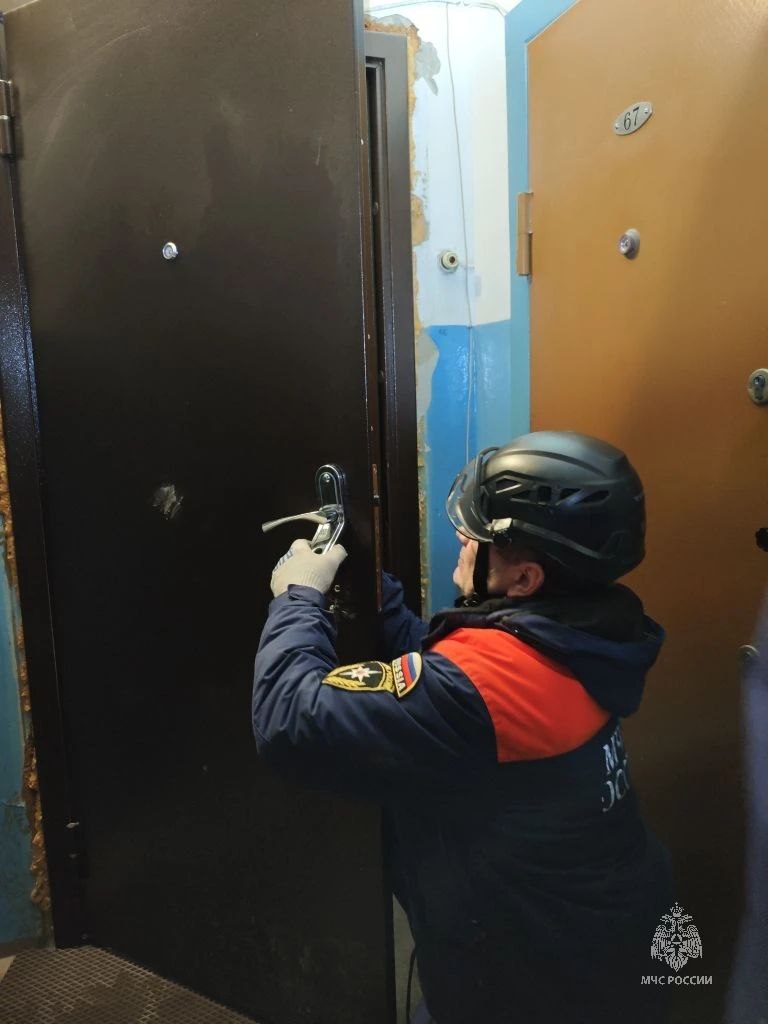 Ребенок закрылся в квартире и заснул К спасателям обратилась мама 10 летней девочки Женщина не могла достучаться до дочери дверь была закрыта изнутри на стук ребенок не реагировал Сотрудники МЧС России открыли дверь слесарным инструментом и впустили маму домой Выяснилось что девочка крепко спала помощь ей не требовалась mchs magadan Подписывайся на МЧС России в MAX ВК