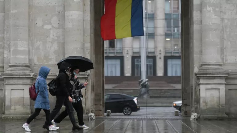 Власти Молдавии отозвали лицензию у оппозиционного телеканала.  Совет по продвижению инвестиционных проектов национального значения, который является контролирующим органом правительства Молдавии, принял решение отозвать лицензию у еще одного оппозиционного телеканала. В этот раз в ходе проверок было выявлено, что компания Media Pro Group, учредитель телеканала ITV, не предоставила предварительное одобрение инвестиций. В результате лицензия на вещание была отозвана.  В 2023 году в Молдавии по решению Комиссии по чрезвычайной ситуации  КЧС , принятому на основании рекомендаций Службы информации и безопасности, были закрыты ряд российских сайтов без судебных решений. Также были приостановлены лицензии на вещание оппозиционных и русскоязычных телеканалов.   Тогда эти меры были объяснены риском распространения дезинформации и необъективного освещения событий в стране и на Украине. МИД РФ расценило действия Кишинева как проявление политической цензуры.  #Молдавия #телеканал #лицензия #цензура