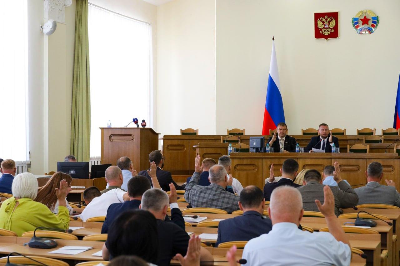 Парламент направил депутатов в состав комиссии по ликвидации гуманитарных последствий боевых действий на территории ЛНР Парламент республики рассмотрел вопрос о направлении представителей для включения в персональный состав Межведомственной комиссии по ликвидации гуманитарных последствий боевых действий на территории ЛНР Учитывая особую важность и комплексность поставленной задачи депутатский корпус направил в состав комиссии Председателя Народного Совета ЛНР Дениса Мирошниченко его заместителей и руководителей фракций в Парламенте Согласно принятому постановлению в рамках деятельности комиссии парламентарии будут работать в следующих округах Денис Мирошниченко город Северодонецк Андрей Сопельник город Первомайск Александр Ермоленко Сватовский МО Денис Колесников город Лисичанск Максим Уваров Троицкий МО Игорь Гуменюк город Кировск Галина Дуброва Славяносербский МО Геннадий Тараканов Кременской МО Дмитрий Хорошилов город Рубежное