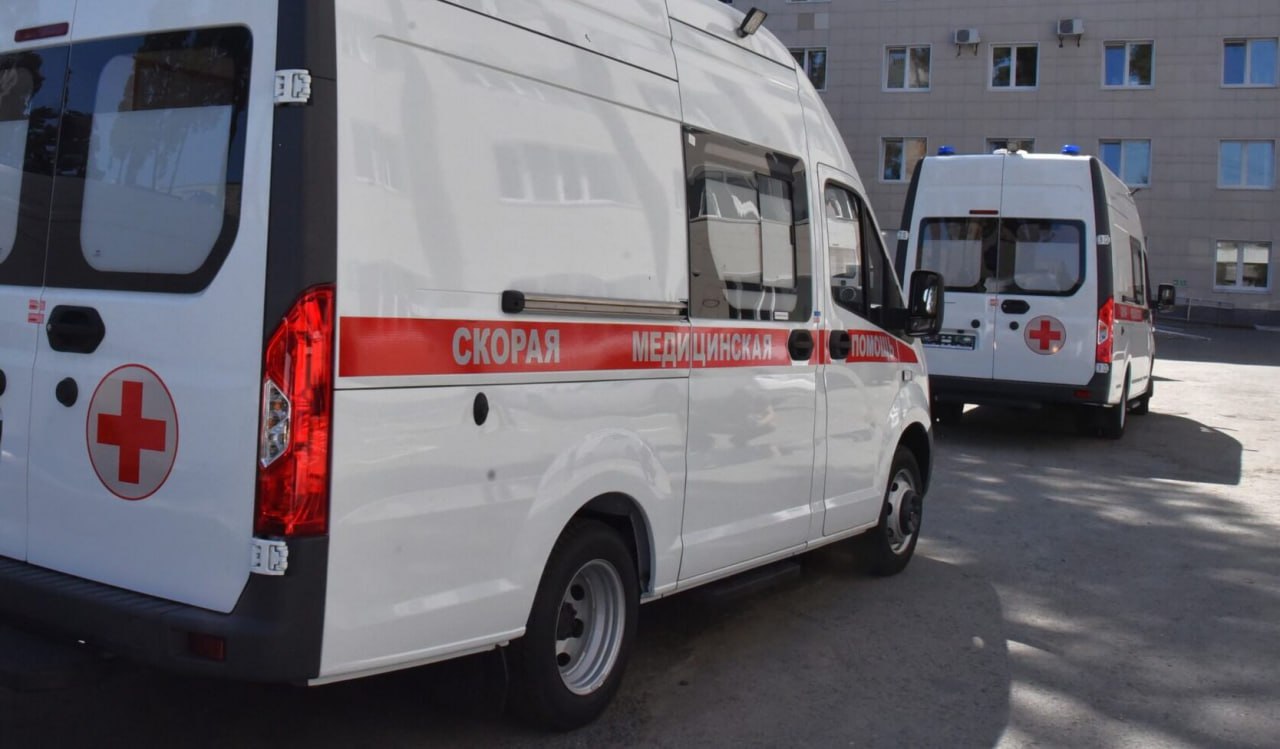  В Екатеринбурге 13 июля сотрудники термального комплекса «Баден-Баден» обратились за медицинской помощью в связи со слезотечением, дезориентацией, одышкой и тошнотой. По оценкам врачей, сейчас состояние пациентов близко к удовлетворительному По предварительной информации, причиной появления симптомов является отравление хлором. Врачи скорой медицинской помощи осмотрели 26 пострадавших, троих из них госпитализировали. Из гостей комплекса за медицинской помощью никто не обращался. В департаменте информационной политики региона отметили, что заместитель губернатора — министр здравоохранения Свердловской области Татьяна Савинова провела штаб по организации медицинской помощи сотрудникам комплекса «Баден-Баден» и держит ситуацию на контроле. По информации Управления Роспотребнадзора по Свердловской области, проводится расследование в связи с информацией об отравлении сотрудников «Баден-Баден Уктус» хлором. Борис Ярков, «Областная газета» Подписаться на «ОГ» Прислать новость Поддержать канал