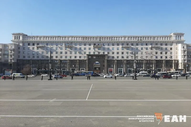 ЕАН Челябинск На площади Революции в Челябинске хотят организовать массовую регистрацию браков Об этом рассказала председатель Госкомитета по делам ЗАГС Челябинской области Людмила Рерих По ее словам в регионе появляется все больше площадок для выездной регистрации брака В этом году сотрудники ЗАГС впервые организуют массовые торжественные церемонии в заповеднике Аркаим Они пройдут 26 июня Мы выходим из стен отделов ЗАГС Прорабатываем вопрос с министерством молодежи Челябинской области провести массовую регистрацию 27 июня на площади Революции в Челябинске сообщила Людмила Рерих на пресс конференции в АиФ Челябинск Подписаться на ЕАН Челябинск в подробнее на канале ЕАН Челябинск