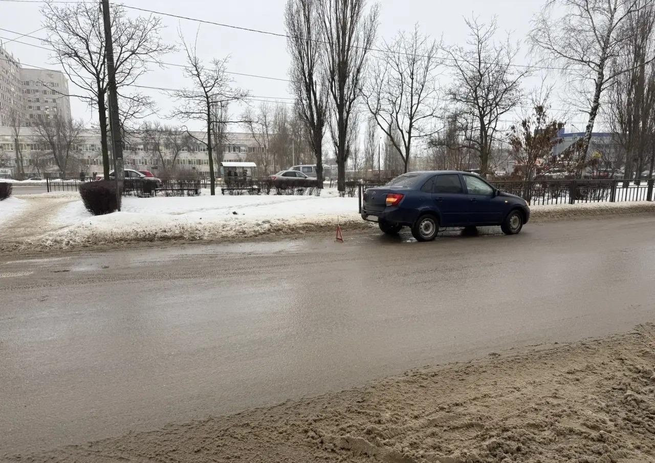 В Воронежской области за сутки зарегистрировано 160 ДТП  Из них в областном центре 117 на федеральных трассах 11 в районах области 32 В 6 ДТП травмы различной степени тяжести получили 7 человек  Накануне в 08 20 час в областном центре у дома 2 по Проспекту Патриотов по предварительным данным водитель автомобиля Лада Гранта 34 летний житель города Семилуки двигаясь от улицы Героев Сибиряков в сторону улицы Молодогвардейцев при движении допустил наезд на двух пешеходов местных жительниц в возрасте 20 лет которые переходили проезжую часть по нерегулируемому пешеходному переходу справа налево по ходу движения транспортного средства В результате дорожно транспортного происшествия одна из пешеходов получила телесные повреждения доставлена в медицинское учреждение Впоследствии второй пешеход самостоятельно обратилась за медицинской помощью  По данному факту сотрудниками полиции проводится проверка устанавливаются все обстоятельства и причины произошедшего Подписаться Telegram VK OK MAX