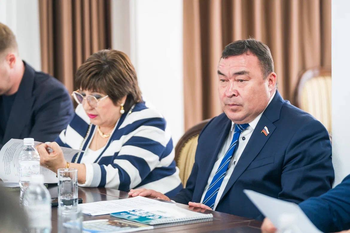 В Ханты-Мансийске прошло выездное заседание Комиссии Совета Федерации РФ по развитию креативных творческих индустрий и народных художественных промыслов. Работа направлена на решение ключевой задачи, обозначенной председателем Правительства РФ Михаилом Мишустиным: увеличить долю креативных индустрий в валовом продукте страны до 6% к 2030 году. Ставим перед собой задачи: интегрировать традиционное искусство в современные экономические процессы, создать условия для развития малого и среднего бизнеса в сфере креативных индустрий, поддерживать и продвигать югорских мастеров на всероссийском и международном уровнях. Планомерная работа в этом направлении уже ведется. Озвученные в рамках заседания идеи и предложения, после тщательного анализа будут применены на практике. Благодарю Совет Федерации РФ за выбор Югры в качестве площадки для проведения заседания. Считаю, что развитие креативного сектора наряду с развитием инфраструктуры – ключ к формированию комфортной жизни наших граждан.