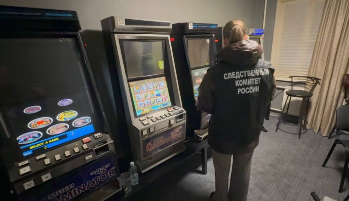 В Невском районе пресекли подпольный игорный клуб Следственный отдел по Невскому району ГСУ СК России по Санкт Петербургу возбудил уголовное дело о незаконной организации и проведении азартных игр По делу задержаны уроженец Оренбургской области и жительница Петербурга По версии следствия с ноября 2025 года по январь 2026 го подозреваемые по предварительному сговору оборудовали игорную точку в квартире на улице Коллонтай В помещении разместили 24 персональных компьютера и 15 игровых автоматов через которые проводились азартные игры Сейчас следователи устанавливают все обстоятельства а также возможных причастных В суд направлено ходатайство об избрании задержанным меры пресечения Фото Питерский Следком Подписаться на Петербургский дневник в MAX