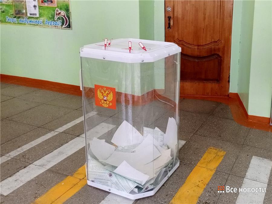 Подготовка и проведение досрочных выборов губернатора Свердловской области обойдутся примерно в 600 миллионов рублей. Об этом пишет «Коммерсант» со ссылкой на председателя регионального избиркома Елену Клименко. 20 июня планируется утвердить точный бюджет избирательной кампании. По словам Клименко, деньги пойдут на печать бюллетеней, выпуск информационных материалов, информирование жителей Свердловской области о выборах и работу членов участковых комиссий в дни голосования. «При расчете на одного избирателя получается не такая большая сумма — 181 рубль на одного человека. Нас много, не сказать, что выходит дорого, но и не дешево»,— сказала председатель. Она добавила, что на выборы губернатора в 2022 году избирком направил 400 млн руб. Депутаты заксобрания Свердловской области назначили досрочные выборы губернатора на 14 сентября. Предполагается, что выборы будут трехдневными — с 12 по 14 сентября. Этот вариант уже использовали на президентских выборах. Также за нового губернатора можно будет проголосовать онлайн. ЦИК одобрила формат дистанционного голосования для 23 регионов. В их числе Средний Урал, Пермский край, Челябинская и Курганская области, Ненецкий автономный округ, Чувашия и другие субъекты. Электронное голосование 14 сентября будет доступно для более чем 19,7 миллиона избирателей. 26 марта Евгений Куйвашев, ранее занимавший пост губернатора, подал в отставку отставке. Его место занял Денис Паслер, который ранее был главой Оренбургской области. До выборов Паслер будет временно исполнять обязанности губернатора Свердловской области. Сообщить новость: Наш сайт Новостная телега