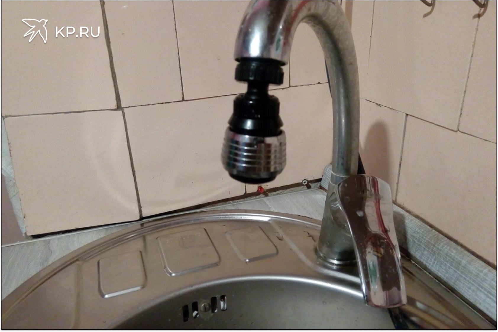 В Воронеже ищут место утечки из водовода на улице Шукшина В Воронеже продолжается устранение аварии на водопроводе на улице Шукшина 17 где накануне обнаружили утечку В РВК Воронеж отметили что ремонт проводится без отключения потребителям холодной воды Работы на месте шли в течение ночи Бригады разработали котлован площадью более 200 кв м и глубиной более двух метров Сейчас продолжается места прорыва водовода Ремонт без перекрытия намного усложняет задачу так как вода выходящая под напором размывает стенки котлована и наполняет его Сама труба в изоляционном слое который вчера не удалось снять до конца это также затрудняет локализацию утечки сообщили в водоканале