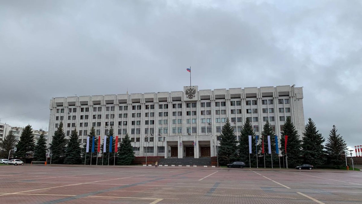 Предприятия Самарской области стали участниками бизнес миссии в Новосибирск Самарские предприятия в составе межрегиональной бизнес миссии посетили Новосибирск чтобы представить свою продукцию и расширить партнерские связи по продвижению товаров на рынки других регионов России По словам министра экономического развития и инвестиций Самарской области Павла Финка подобные бизнес поездки стали эффективным инструментом поддержки предпринимателей Участники визитов могут познакомиться с условиями работы в конкретном регионе эффективно и грамотно выстроить диалог с другими предприятиями для сотрудничества Участниками бизнес миссии стали представители 5 компаний Самарского региона производитель кондитерских изделий ООО Услада производитель натуральных ореховых паст ООО СТРОНГ производитель сахаристых кондитерских изделий ООО Вольский кондитер 2 производитель снеков и сухих завтраков ООО Основной продукт производитель батончиков ИП Колотилов В А Участники деловой поездки посетили Сибирскую продовольственную неделю Это выставка продуктов питания напитков оборудования упаковки и ингредиентов для пищевой промышленности В программу бизнес миссии так же вошли переговоры с предприятиями Новосибирской Томской и Кемеровской областей Алтайского края и Республики Крым Биржа контактов одно из главных мероприятий деловой поездки Это прямые переговоры с профильными специалистами торговых сетей и маркетплейсов с теми кто может стать потенциальным покупателем продукции Участники деловой поездки посетили завод по переработке рыбы и рыбной продукции ознакомились с особенностями функционирования предприятия рассмотрели варианты сотрудничества Подобные бизнес миссии в другие регионы России проводятся ежегодно Такие поездки способствуют расширению географии поставок и увеличению объемов реализуемых предприятиями товаров и услуг Информацию о том как стать участником предстоящих мероприятий можно узнать на сайте mybiz63 ru а также в центре Мой бизнес г Самара ул Молодогвардейская 211 Поддержка предпринимателей осуществляется по национальному проекту Эффективная и конкурентная экономика ГТРК Самара MAX lВК lОК lСАЙТ