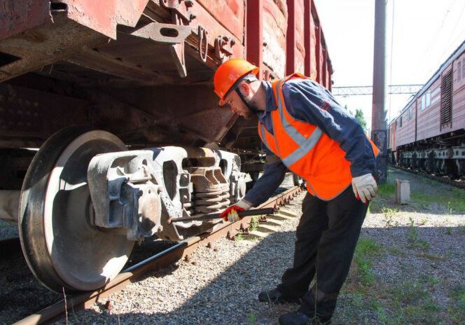 После прокурорской проверки железнодорожникам выплачена индексация заработной платы на сумму более 26 млн рублей Южная транспортная прокуратура провела проверку исполнения трудового законодательства в ФГУП Крымская железная дорога Установлено что работникам не были увеличены тарифные ставки должностные оклады с учетом повышения уровня инфляции на товары и услуги в Республике Крым В связи с этим заместитель Южного транспортного прокурора внес представление генеральному директору предприятия