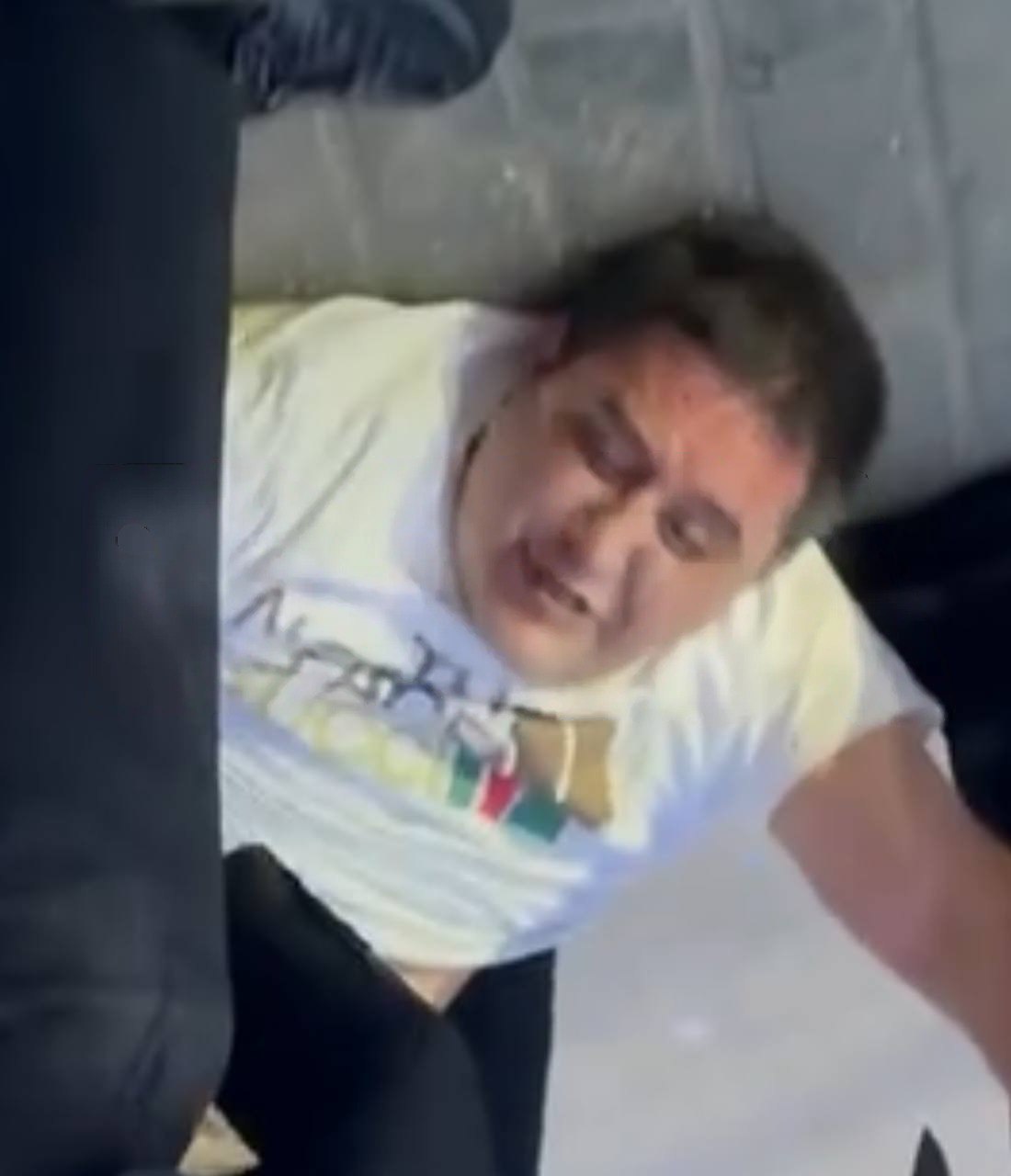 Фото мужчины, которого запихнули в багажник мерседеса с номерами АМР у Ярославского вокзала в Москве Прямой эфир