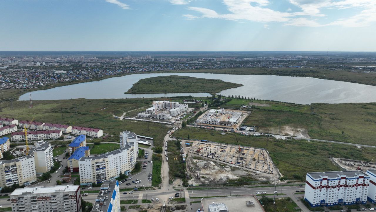 Курганская область по итогам сентября досрочно выполнила и перевыполнила план на 2025 год по строительству и вводу жилья Высокие темпы роста продолжает демонстрировать строительство и ввод многоквартирных домов Об этом губернатор Вадим Шумков рассказал в своём канале в мессенджере МАХ Коллеги информируют что по итогам сентября регион уже выполнил и перевыполнил годовой план по строительству жилья За 9 месяцев этого года общий ввод жилья составил 322 8 тыс м² Это на 22 8 тыс м² больше годового плана и на 10 больше чем за аналогичный период 2024 года В том числе 206 6 тыс м² составляет ИЖС Хорошими темпами идет ввод многоквартирных домов 116 2 тыс м² или 169 6 к аналогичному периоду прошлого года Ну и слава Богу написал глава региона Напомним по итогам первого полугодия 2025 года Курганская область стала единственным регионом Уральского федерального округа продемонстрировавшим по итогам первого полугодия 2025 года рост ввода многоквартирных домов по данным исследования Циан Аналитики сообщил Коммерсантъ В 2024 году план по строительству нового жилья в Курганской области был перевыполнен на 24 в эксплуатацию ввели 372 7 тысячи квадратных метров По темпам роста строительства жилых домов 106 регион занял 21 место в стране Успешному выполнению планов по вводу жилья в Курганской области во многом способствуют меры поддержки граждан введённые по инициативе губернатора Вадима Шумкова субсидии и льготы проекта Русская мечта который реализуется с 2019 года Многодетные семьи региона могут получить до 1 млн рублей из областного бюджета на дом в любом населенном пункте региона Для всех остальных категорий граждан размер субсидии на строительство дома в Кургане Шадринске и Кетово составляет до 0 7 млн рублей в остальных населённых пунктах 1 млн рублей Также 1 млн рублей с 2024 года могут получить сельхозтоваропризводители которые строят жилье для своих работников в сельской местности Кроме того жители Курганской области и те кто готов переехать в регион могут получить субсидию в 500 тысяч рублей на компенсацию первого взноса по ипотеке при покупке квартиры у аккредитованного КИЖК застройщика В настоящее время в Кургане в стадии реализации крупнейший в УрФО проект комплексного развития территорий Озеро Черное почти на 465 тысяч кв м жилья в среднеэтажном формате и проект КРТ Левашово на более 715 тысяч кв м жилья в формате разноуровневой застройки Реализация комплексной программы развития территорий КРТ осуществляется с привлечением средств национального проекта Инфраструктура для жизни Реализуется и ряд других проектов КурганскаяОбласть строительство жилье КурганЭтоРазвитие