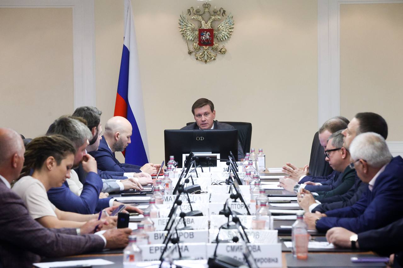 Вопросы цифровой трансформации отраслей строительства и ЖКХ рассмотрели в Совете Федерации Замминистра строительства и ЖКХ РФ Константин Михайлик в своем выступлении подчеркнул важность цифровых технологий в строительстве и обозначил ключевые шаги в развитии нормативной базы для информационного моделирования. В настоящее время ведется активная работа по созданию единого хранилища цифровых моделей для ЖКХ, что упростит их использование управляющими компаниями. Отдельное внимание уделяется «умной эксплуатации» – синхронизации стандартов с участием Минпромторга и Минцифры. «Технологии информационного моделирования наиболее полно раскрываются на этапе эксплуатации объектов. Сегодня у нас есть четкое понимание юридических аспектов их использования, а также готовые решения для интеграции на всех этапах жизненного цикла строительства. Уже 91% проектной документации включает цифровые модели, а 41% застройщиков применяют их в долевом строительстве. Однако переход к полноценной эксплуатации таких моделей пока остается точечным», - Константин Михайлик. В диалоге приняли участие представители власти, бизнеса и экспертного сообщества.