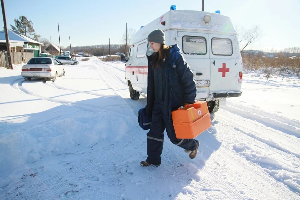 Работа с бонусом медикам в малых городах и селах на Южном Урале сохранили выплаты еще на три года В Челябинской области продлили действие единовременных выплат медицинским работникам Инициативу губернатора Алексея Текслера поддержало Законодательное собрание региона соответствующие поправки в закон депутаты приняли 18 декабря Мера поддержки сохранится до 31 декабря 2028 года и охватит сразу несколько категорий специалистов Речь идет о медиках которые устраиваются на работу в государственные медорганизации расположенные в сельской местности поселках городского типа и малых городах с численностью населения до 50 тысяч человек На выплату также могут рассчитывать медицинские работники вернувшиеся после прохождения военной службы по призыву если среднее медицинское образование они получили в год начала службы В перечень получателей вошли и выпускники текущего года окончившие медицинские колледжи в 2025 году Продление выплат направлено на привлечение кадров в первичное звено здравоохранения и снижение дефицита специалистов на сельских территориях Южного Урала Подписаться на chelkp