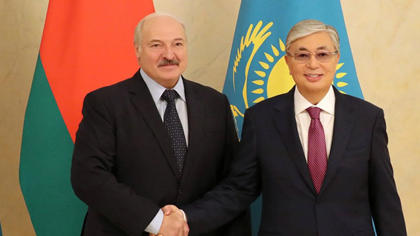 Лукашенко и Токаев поговорили по телефону Об этом сообщает белорусский Пул Первого Стороны обсудили развитие двусторонних отношений и отметили активную динамику контактов на разных уровнях За последние полгода состоялся ряд взаимных визитов Также лидеры обсудили предстоящие мероприятия включая Высший Евразийский экономический совет и Евразийский экономический форум которые пройдут в конце мая в Астане В преддверии Дня Победы президенты обменялись поздравлениями и пожелали народам мира и благополучия Кроме того Лукашенко вновь пригласил Токаева с официальным визитом в Беларусь Осенью в Минске также ждут казахстанскую делегацию во главе с Премьер министром она примет участие в Евразийском межправительственном совете и выставке Иннопром Syrmedia kz Подписаться
