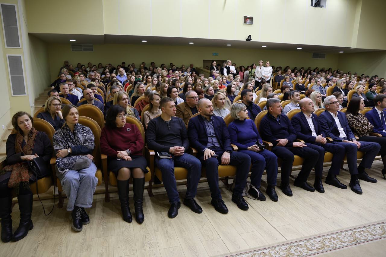 В Правительстве области прошла встреча с митрополитом Вологодским и Кирилловским Саввой   Владыка рассказал госслужащим о том, что такое грех, покаяние и как достичь Царствия Небесного, а также напомнил о важности соблюдения заповедей. Для желающих послушать митрополита не хватило мест - многие слушатели остались стоять в зале.   «Любой грех является преступлением перед Богом. Всякий грех представляет опасность для души», - подчеркнул глава митрополии.   Отдельно Владыка остановился на грехе алкоголизма. Митрополит Савва сказал, что зависимый человек наносит вред не только себе, но и окружающим.   После своей лекции Владыка ответил на многочисленные вопросы слушателей, дал подробные разъяснения на каждый из них.   Подобные лекции по поручению Губернатора области Георгия Филимонова будут проходить в областном Правительстве регулярно.