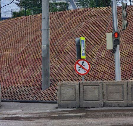В Улан-Удэ самокатчикам «перекрыли кислород» В столице Бурятии возле пешеходного перехода, недалеко от путепровода в районе Элеватора, установили знак, запрещающий движение на самокатах. Подписчиков паблика «Улановка 2.0» его появление не обрадовало. Они назвали это «дискредитацией самокатчиков в глазах общественности». По новым правилам, такие знаки устанавливают там, где самокаты представляют опасность для пешеходов: в местах скопления людей, парках, исторических центрах. #Бурятия Подробности в «Номер один» Сообщить нам свою новость можно по кнопке: Письмо в редакцию
