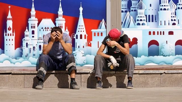 Миграционные потоки на Ямале уменьшились на 8,6%  В регионе в течение пяти лет наблюдается снижение числа иностранцев, постоянно и временно проживающих на Ямале. Миграционные потоки уменьшились в первом квартале этого года на 8,6%.  На Ямале ведется профилактика по предупреждению, пресечению и выявлению преступлений среди иностранных граждан. Округ борется с фиктивными прописками.  #Ямал #Мигранты #Статистика #МиграционныеПотоки
