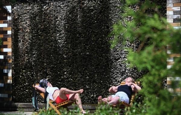 В Госдуме назвали четырёхдневную рабочую неделю дополнительной нагрузкой на экономику Такой график негативно сказывается на бюджете компании Об этом в беседе с радиостанцией Говорит Москва заявил председатель комитета нижней палаты парламента по труду социальной политике и делам ветеранов Ярослав Нилов Во первых четырёхдневка уже для небольшого количества работников есть в результате поправок в Трудовой кодекс который позволяет использовать гибкие формы занятости Второе любой дополнительный выходной это нагрузка на экономику нагрузка на бюджет на работодателя Любые выпадающие рабочие часы будут дополнительной нагрузкой Поэтому их надо чем то компенсировать Можно либо деньгами но бюджет это не потянет либо используя разные механизмы роботизацию компьютеры искусственный интеллект Я не соглашусь что люди не будут знать чем заняться Всё зависит от того как человек относится к себе к своим близким образованию к занятиям спортом к посещению культурных мероприятий Поэтому люди не будут знать чем заняться это неправильно   govoritmoskva ru news 477050