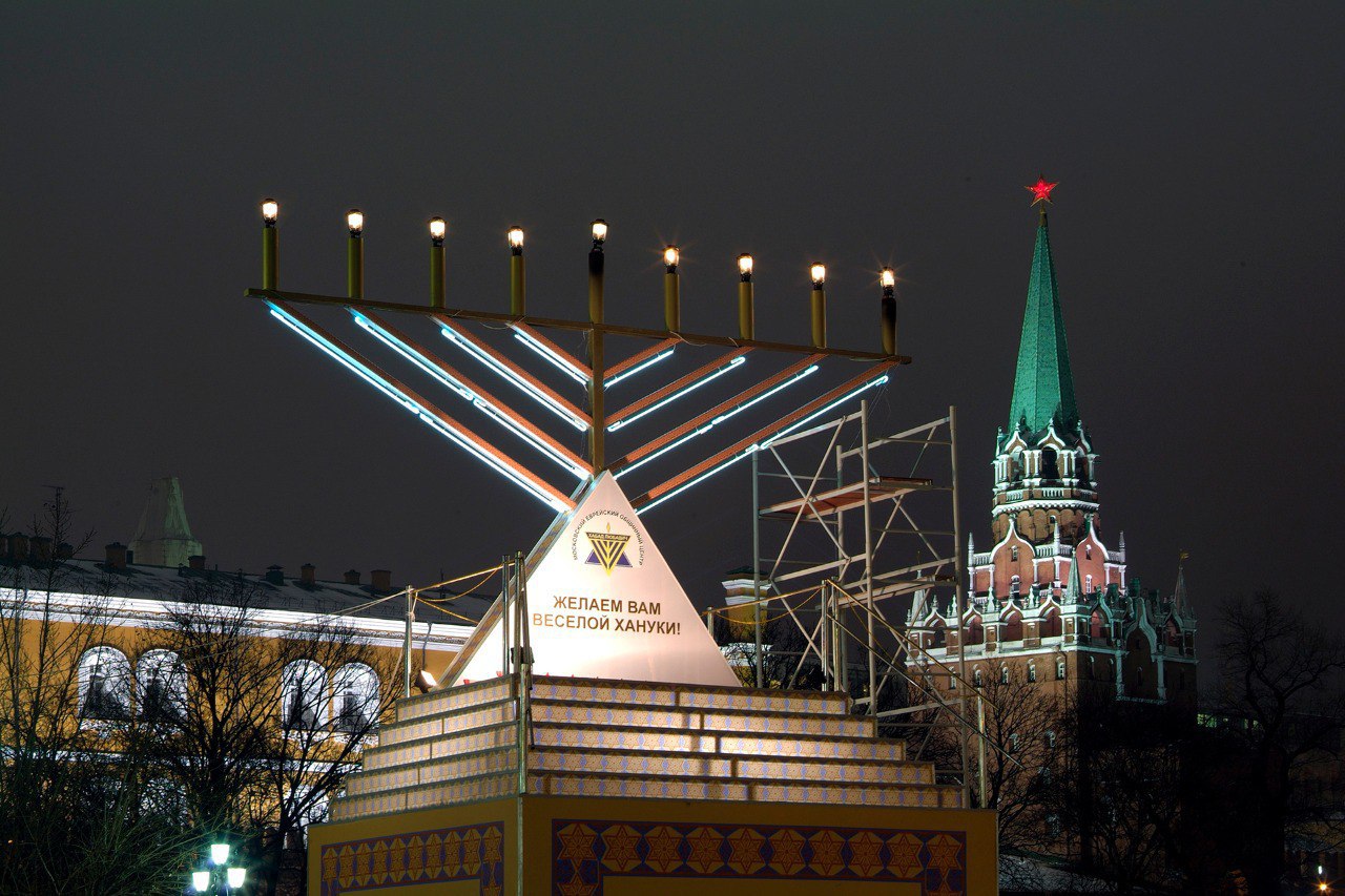 Впервые с 1991 года в Москве не зажгут восьмисвечник на Хануку Традиционную церемонию на площади Революции не согласовала мэрия столицы Как отметили в пресс службе главного раввина России Берла Лазара это было сделано из соображений безопасности Напомним что сегодня в Сиднее произошел теракт Неизвестные открыли стрельбу по евреям которые праздновали Хануку на городском пляже Бонди Жертвами стали 12 человек Одного боевика ликвидировали еще двоих задержали Подпишитесь на Абзац TG VK Дзен MAX Rutube